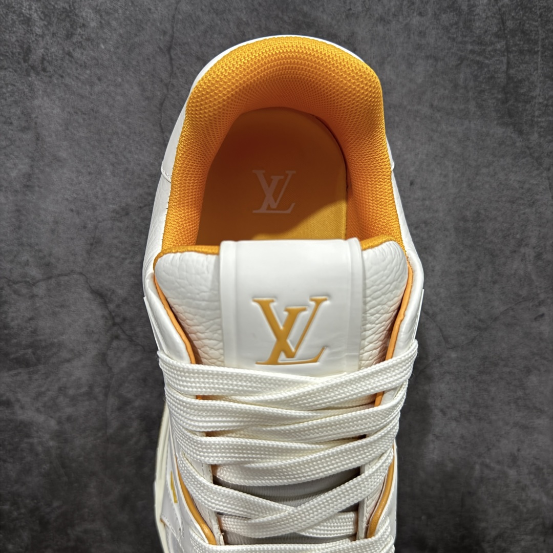 图片[8]-【顶级性价比版本】LV Trainer 白黄 双层飞机礼盒 中高端品质 价格超值不杀猪 非市面假特价版本 广东产 顶级品质 真材实料 不偷材料 市售数一数二的好货 放眼市场同价格绝对找不到比他更好的货⚠️ 工厂长期补货 价格优势供应 所有配色均原版购入开发打造 正确原版 超高还原度 空胶工艺 各细节到位 鞋面为细柔小牛皮 厚实织物鞋带正确扣子配件 正确牛仔布料无色差 图案对版对位 白色软质荔枝皮 老花压印到位 细节 版型全都没毛病 正确鞋垫 中高端零售 杀猪这个版本没毛病 品质见实拍 无需过多文案赘述！ 尺码：35 36 37 38 39 40 41 42 43 44 45-选品中心