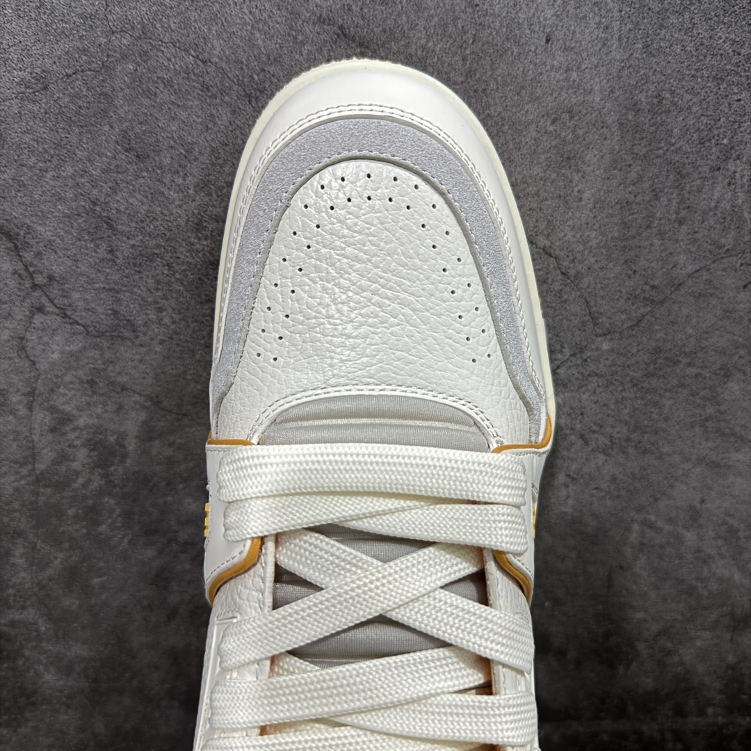 图片[5]-【顶级性价比版本】LV Trainer 白黄 双层飞机礼盒 中高端品质 价格超值不杀猪 非市面假特价版本 广东产 顶级品质 真材实料 不偷材料 市售数一数二的好货 放眼市场同价格绝对找不到比他更好的货⚠️ 工厂长期补货 价格优势供应 所有配色均原版购入开发打造 正确原版 超高还原度 空胶工艺 各细节到位 鞋面为细柔小牛皮 厚实织物鞋带正确扣子配件 正确牛仔布料无色差 图案对版对位 白色软质荔枝皮 老花压印到位 细节 版型全都没毛病 正确鞋垫 中高端零售 杀猪这个版本没毛病 品质见实拍 无需过多文案赘述！ 尺码：35 36 37 38 39 40 41 42 43 44 45-选品中心