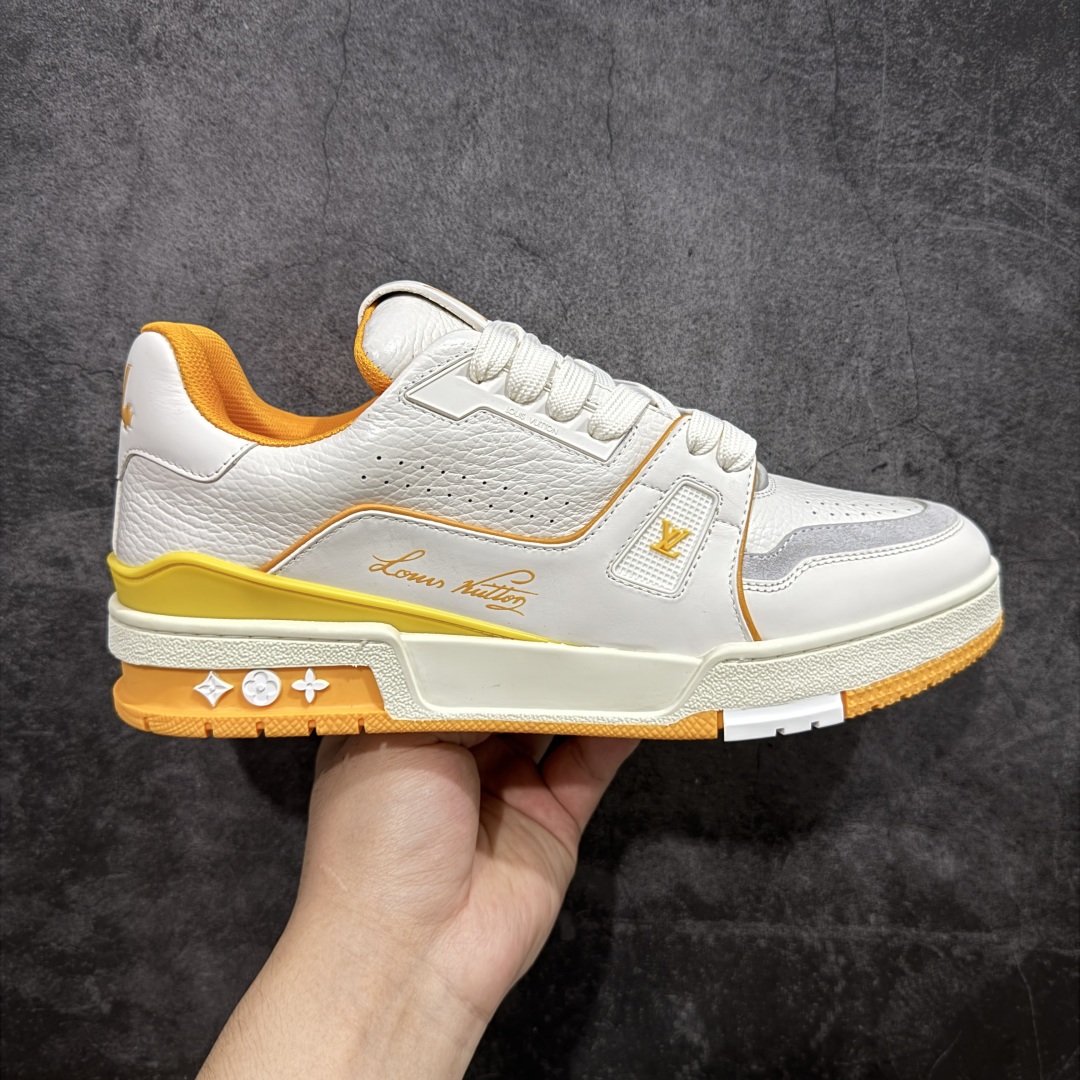 【顶级性价比版本】LV Trainer 白黄 双层飞机礼盒 中高端品质 价格超值不杀猪 非市面假特价版本 广东产 顶级品质 真材实料 不偷材料 市售数一数二的好货 放眼市场同价格绝对找不到比他更好的货⚠️ 工厂长期补货 价格优势供应 所有配色均原版购入开发打造 正确原版 超高还原度 空胶工艺 各细节到位 鞋面为细柔小牛皮 厚实织物鞋带正确扣子配件 正确牛仔布料无色差 图案对版对位 白色软质荔枝皮 老花压印到位 细节 版型全都没毛病 正确鞋垫 中高端零售 杀猪这个版本没毛病 品质见实拍 无需过多文案赘述! 尺码:35 36 37 38 39 40 41 42 43 44 45-选品中心