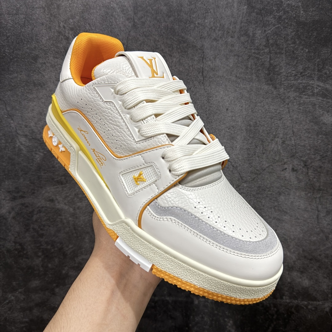 图片[3]-【顶级性价比版本】LV Trainer 白黄 双层飞机礼盒 中高端品质 价格超值不杀猪 非市面假特价版本 广东产 顶级品质 真材实料 不偷材料 市售数一数二的好货 放眼市场同价格绝对找不到比他更好的货⚠️ 工厂长期补货 价格优势供应 所有配色均原版购入开发打造 正确原版 超高还原度 空胶工艺 各细节到位 鞋面为细柔小牛皮 厚实织物鞋带正确扣子配件 正确牛仔布料无色差 图案对版对位 白色软质荔枝皮 老花压印到位 细节 版型全都没毛病 正确鞋垫 中高端零售 杀猪这个版本没毛病 品质见实拍 无需过多文案赘述！ 尺码：35 36 37 38 39 40 41 42 43 44 45-选品中心