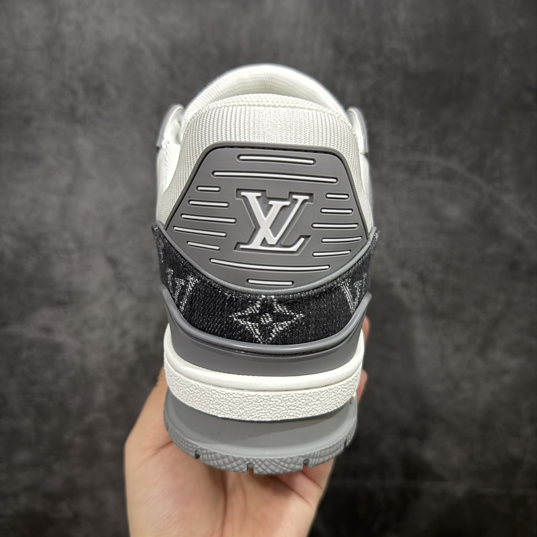 图片[4]-【顶级性价比版本】LV Trainer 白灰牛仔 双层飞机礼盒 中高端品质 价格超值不杀猪 非市面假特价版本 广东产 顶级品质 真材实料 不偷材料 市售数一数二的好货 放眼市场同价格绝对找不到比他更好的货⚠️ 工厂长期补货 价格优势供应 所有配色均原版购入开发打造 正确原版 超高还原度 空胶工艺 各细节到位 鞋面为细柔小牛皮 厚实织物鞋带正确扣子配件 正确牛仔布料无色差 图案对版对位 白色软质荔枝皮 老花压印到位 细节 版型全都没毛病 正确鞋垫 中高端零售 杀猪这个版本没毛病 品质见实拍 无需过多文案赘述！ 尺码：35 36 37 38 39 40 41 42 43 44 45-选品中心