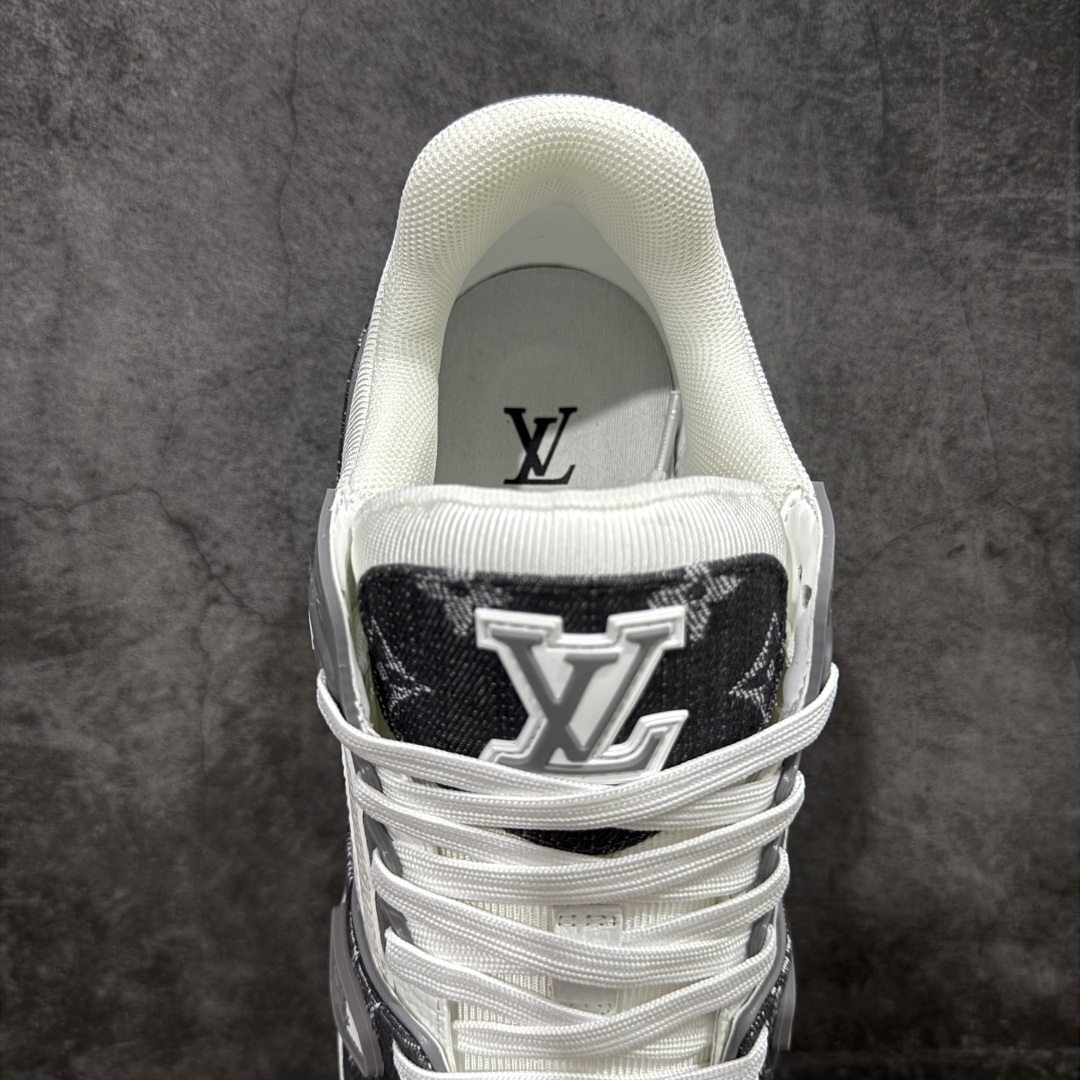 图片[8]-【顶级性价比版本】LV Trainer 白灰牛仔 双层飞机礼盒 中高端品质 价格超值不杀猪 非市面假特价版本 广东产 顶级品质 真材实料 不偷材料 市售数一数二的好货 放眼市场同价格绝对找不到比他更好的货⚠️ 工厂长期补货 价格优势供应 所有配色均原版购入开发打造 正确原版 超高还原度 空胶工艺 各细节到位 鞋面为细柔小牛皮 厚实织物鞋带正确扣子配件 正确牛仔布料无色差 图案对版对位 白色软质荔枝皮 老花压印到位 细节 版型全都没毛病 正确鞋垫 中高端零售 杀猪这个版本没毛病 品质见实拍 无需过多文案赘述！ 尺码：35 36 37 38 39 40 41 42 43 44 45-选品中心