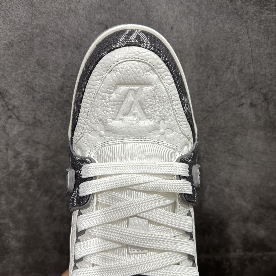 图片[5]-【顶级性价比版本】LV Trainer 白灰牛仔 双层飞机礼盒 中高端品质 价格超值不杀猪 非市面假特价版本 广东产 顶级品质 真材实料 不偷材料 市售数一数二的好货 放眼市场同价格绝对找不到比他更好的货⚠️ 工厂长期补货 价格优势供应 所有配色均原版购入开发打造 正确原版 超高还原度 空胶工艺 各细节到位 鞋面为细柔小牛皮 厚实织物鞋带正确扣子配件 正确牛仔布料无色差 图案对版对位 白色软质荔枝皮 老花压印到位 细节 版型全都没毛病 正确鞋垫 中高端零售 杀猪这个版本没毛病 品质见实拍 无需过多文案赘述！ 尺码：35 36 37 38 39 40 41 42 43 44 45-选品中心