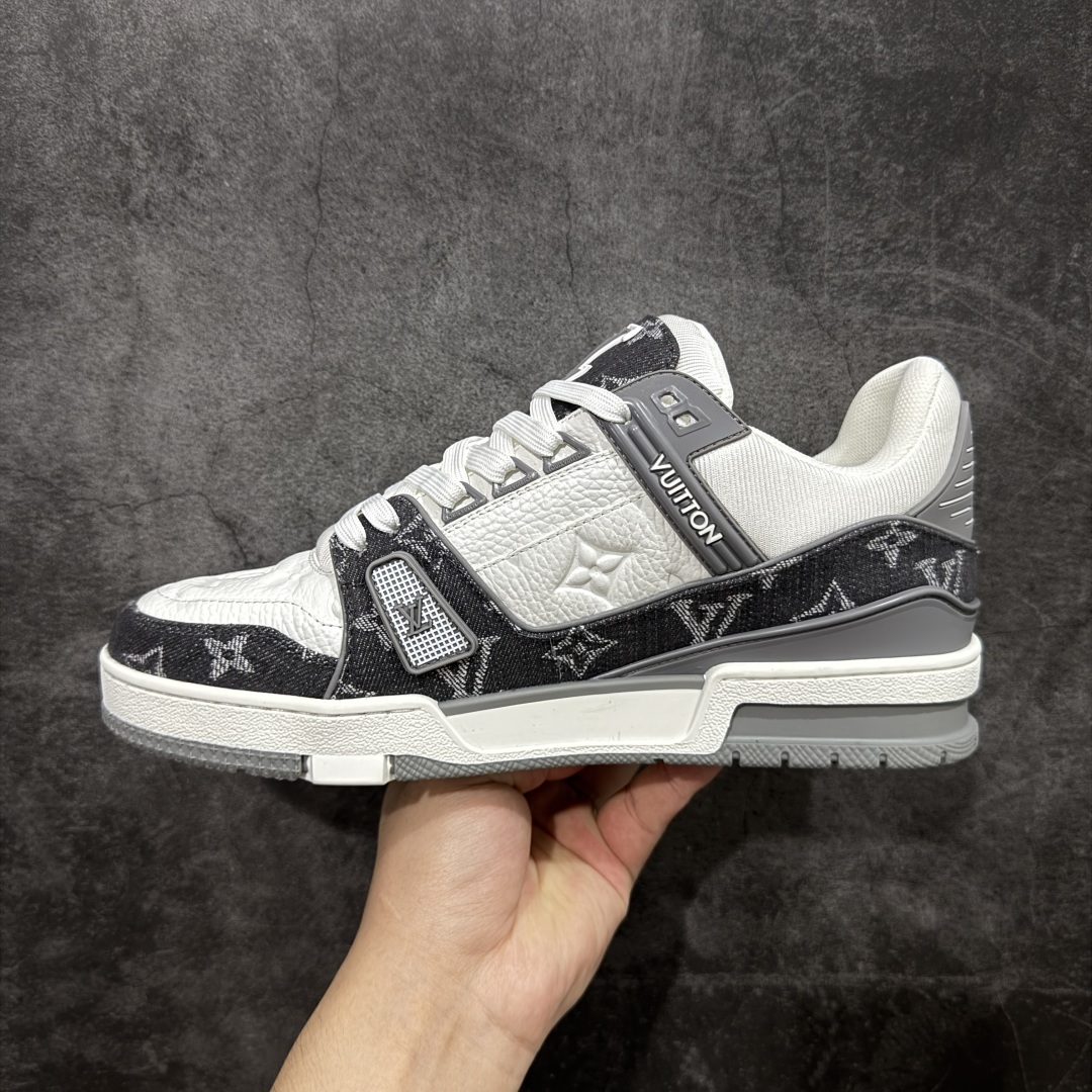 图片[2]-【顶级性价比版本】LV Trainer 白灰牛仔 双层飞机礼盒 中高端品质 价格超值不杀猪 非市面假特价版本 广东产 顶级品质 真材实料 不偷材料 市售数一数二的好货 放眼市场同价格绝对找不到比他更好的货⚠️ 工厂长期补货 价格优势供应 所有配色均原版购入开发打造 正确原版 超高还原度 空胶工艺 各细节到位 鞋面为细柔小牛皮 厚实织物鞋带正确扣子配件 正确牛仔布料无色差 图案对版对位 白色软质荔枝皮 老花压印到位 细节 版型全都没毛病 正确鞋垫 中高端零售 杀猪这个版本没毛病 品质见实拍 无需过多文案赘述！ 尺码：35 36 37 38 39 40 41 42 43 44 45-选品中心