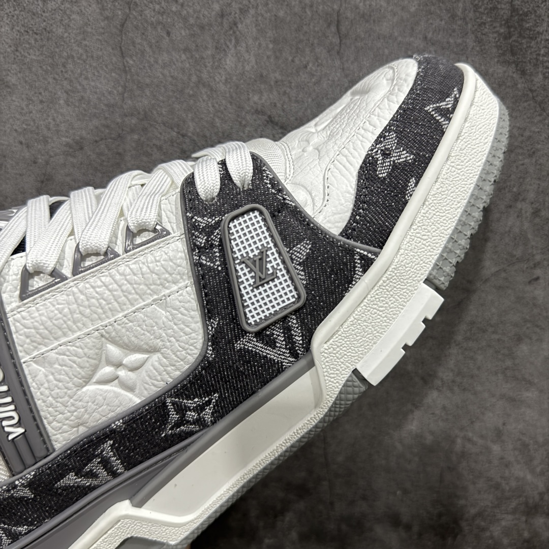 图片[6]-【顶级性价比版本】LV Trainer 白灰牛仔 双层飞机礼盒 中高端品质 价格超值不杀猪 非市面假特价版本 广东产 顶级品质 真材实料 不偷材料 市售数一数二的好货 放眼市场同价格绝对找不到比他更好的货⚠️ 工厂长期补货 价格优势供应 所有配色均原版购入开发打造 正确原版 超高还原度 空胶工艺 各细节到位 鞋面为细柔小牛皮 厚实织物鞋带正确扣子配件 正确牛仔布料无色差 图案对版对位 白色软质荔枝皮 老花压印到位 细节 版型全都没毛病 正确鞋垫 中高端零售 杀猪这个版本没毛病 品质见实拍 无需过多文案赘述！ 尺码：35 36 37 38 39 40 41 42 43 44 45-选品中心