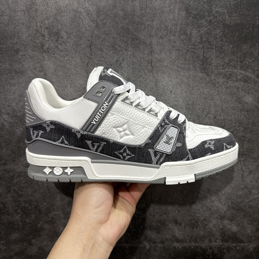 【顶级性价比版本】LV Trainer 白灰牛仔 双层飞机礼盒 中高端品质 价格超值不杀猪 非市面假特价版本 广东产 顶级品质 真材实料 不偷材料 市售数一数二的好货 放眼市场同价格绝对找不到比他更好的货⚠️ 工厂长期补货 价格优势供应 所有配色均原版购入开发打造 正确原版 超高还原度 空胶工艺 各细节到位 鞋面为细柔小牛皮 厚实织物鞋带正确扣子配件 正确牛仔布料无色差 图案对版对位 白色软质荔枝皮 老花压印到位 细节 版型全都没毛病 正确鞋垫 中高端零售 杀猪这个版本没毛病 品质见实拍 无需过多文案赘述! 尺码:35 36 37 38 39 40 41 42 43 44 45-选品中心