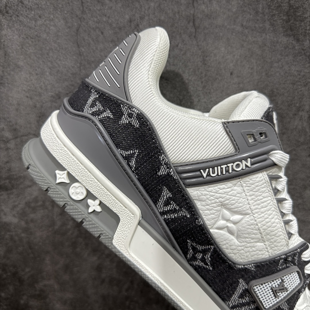 图片[7]-【顶级性价比版本】LV Trainer 白灰牛仔 双层飞机礼盒 中高端品质 价格超值不杀猪 非市面假特价版本 广东产 顶级品质 真材实料 不偷材料 市售数一数二的好货 放眼市场同价格绝对找不到比他更好的货⚠️ 工厂长期补货 价格优势供应 所有配色均原版购入开发打造 正确原版 超高还原度 空胶工艺 各细节到位 鞋面为细柔小牛皮 厚实织物鞋带正确扣子配件 正确牛仔布料无色差 图案对版对位 白色软质荔枝皮 老花压印到位 细节 版型全都没毛病 正确鞋垫 中高端零售 杀猪这个版本没毛病 品质见实拍 无需过多文案赘述！ 尺码：35 36 37 38 39 40 41 42 43 44 45-选品中心