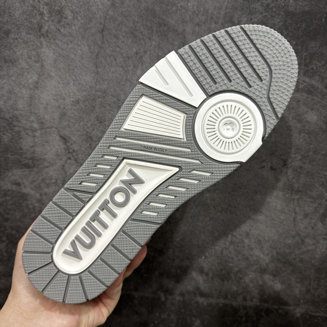 图片[9]-【顶级性价比版本】LV Trainer 白灰牛仔 双层飞机礼盒 中高端品质 价格超值不杀猪 非市面假特价版本 广东产 顶级品质 真材实料 不偷材料 市售数一数二的好货 放眼市场同价格绝对找不到比他更好的货⚠️ 工厂长期补货 价格优势供应 所有配色均原版购入开发打造 正确原版 超高还原度 空胶工艺 各细节到位 鞋面为细柔小牛皮 厚实织物鞋带正确扣子配件 正确牛仔布料无色差 图案对版对位 白色软质荔枝皮 老花压印到位 细节 版型全都没毛病 正确鞋垫 中高端零售 杀猪这个版本没毛病 品质见实拍 无需过多文案赘述！ 尺码：35 36 37 38 39 40 41 42 43 44 45-选品中心