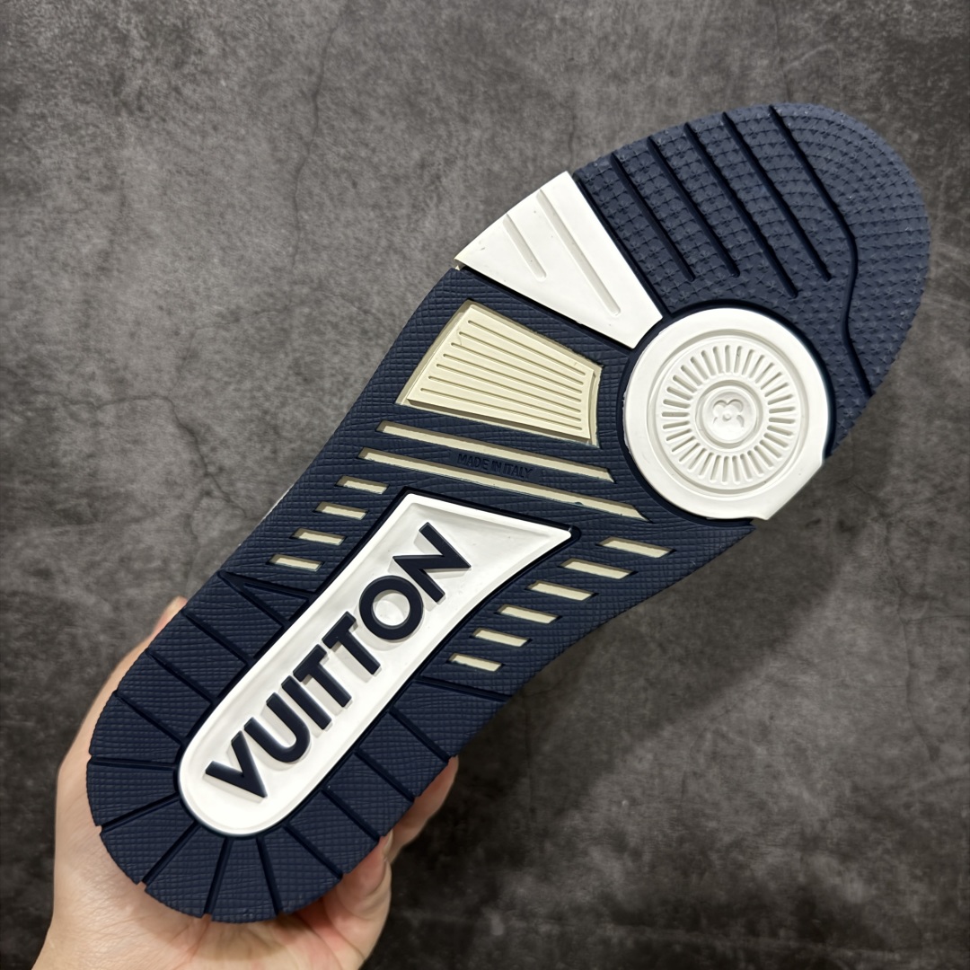 图片[9]-【顶级性价比版本】LV Trainer 白蓝 双层飞机礼盒 中高端品质 价格超值不杀猪 非市面假特价版本 广东产 顶级品质 真材实料 不偷材料 市售数一数二的好货 放眼市场同价格绝对找不到比他更好的货⚠️ 工厂长期补货 价格优势供应 所有配色均原版购入开发打造 正确原版 超高还原度 空胶工艺 各细节到位 鞋面为细柔小牛皮 厚实织物鞋带正确扣子配件 正确牛仔布料无色差 图案对版对位 白色软质荔枝皮 老花压印到位 细节 版型全都没毛病 正确鞋垫 中高端零售 杀猪这个版本没毛病 品质见实拍 无需过多文案赘述！ 尺码：35 36 37 38 39 40 41 42 43 44 45-选品中心