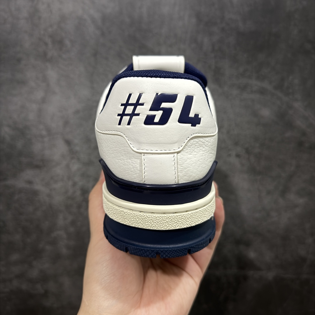 图片[4]-【顶级性价比版本】LV Trainer 白蓝 双层飞机礼盒 中高端品质 价格超值不杀猪 非市面假特价版本 广东产 顶级品质 真材实料 不偷材料 市售数一数二的好货 放眼市场同价格绝对找不到比他更好的货⚠️ 工厂长期补货 价格优势供应 所有配色均原版购入开发打造 正确原版 超高还原度 空胶工艺 各细节到位 鞋面为细柔小牛皮 厚实织物鞋带正确扣子配件 正确牛仔布料无色差 图案对版对位 白色软质荔枝皮 老花压印到位 细节 版型全都没毛病 正确鞋垫 中高端零售 杀猪这个版本没毛病 品质见实拍 无需过多文案赘述！ 尺码：35 36 37 38 39 40 41 42 43 44 45-选品中心