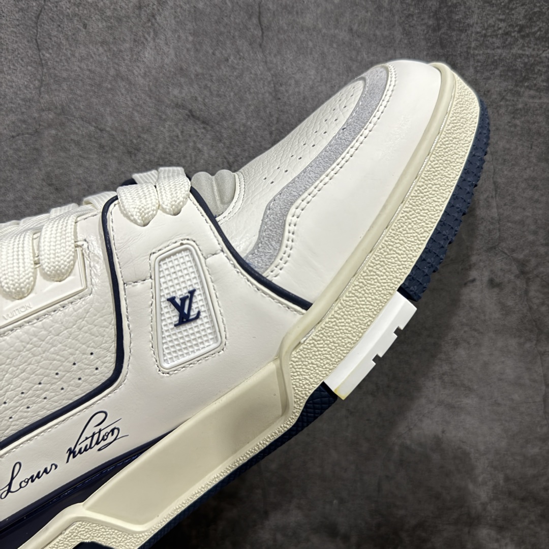 图片[6]-【顶级性价比版本】LV Trainer 白蓝 双层飞机礼盒 中高端品质 价格超值不杀猪 非市面假特价版本 广东产 顶级品质 真材实料 不偷材料 市售数一数二的好货 放眼市场同价格绝对找不到比他更好的货⚠️ 工厂长期补货 价格优势供应 所有配色均原版购入开发打造 正确原版 超高还原度 空胶工艺 各细节到位 鞋面为细柔小牛皮 厚实织物鞋带正确扣子配件 正确牛仔布料无色差 图案对版对位 白色软质荔枝皮 老花压印到位 细节 版型全都没毛病 正确鞋垫 中高端零售 杀猪这个版本没毛病 品质见实拍 无需过多文案赘述！ 尺码：35 36 37 38 39 40 41 42 43 44 45-选品中心