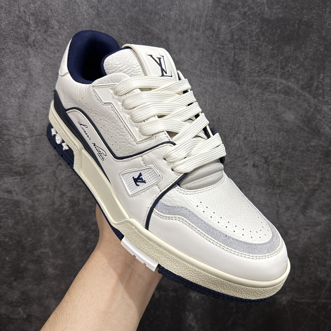 图片[3]-【顶级性价比版本】LV Trainer 白蓝 双层飞机礼盒 中高端品质 价格超值不杀猪 非市面假特价版本 广东产 顶级品质 真材实料 不偷材料 市售数一数二的好货 放眼市场同价格绝对找不到比他更好的货⚠️ 工厂长期补货 价格优势供应 所有配色均原版购入开发打造 正确原版 超高还原度 空胶工艺 各细节到位 鞋面为细柔小牛皮 厚实织物鞋带正确扣子配件 正确牛仔布料无色差 图案对版对位 白色软质荔枝皮 老花压印到位 细节 版型全都没毛病 正确鞋垫 中高端零售 杀猪这个版本没毛病 品质见实拍 无需过多文案赘述！ 尺码：35 36 37 38 39 40 41 42 43 44 45-选品中心