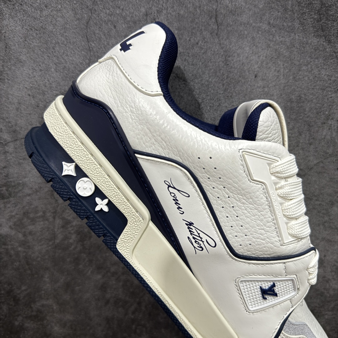 图片[7]-【顶级性价比版本】LV Trainer 白蓝 双层飞机礼盒 中高端品质 价格超值不杀猪 非市面假特价版本 广东产 顶级品质 真材实料 不偷材料 市售数一数二的好货 放眼市场同价格绝对找不到比他更好的货⚠️ 工厂长期补货 价格优势供应 所有配色均原版购入开发打造 正确原版 超高还原度 空胶工艺 各细节到位 鞋面为细柔小牛皮 厚实织物鞋带正确扣子配件 正确牛仔布料无色差 图案对版对位 白色软质荔枝皮 老花压印到位 细节 版型全都没毛病 正确鞋垫 中高端零售 杀猪这个版本没毛病 品质见实拍 无需过多文案赘述！ 尺码：35 36 37 38 39 40 41 42 43 44 45-选品中心