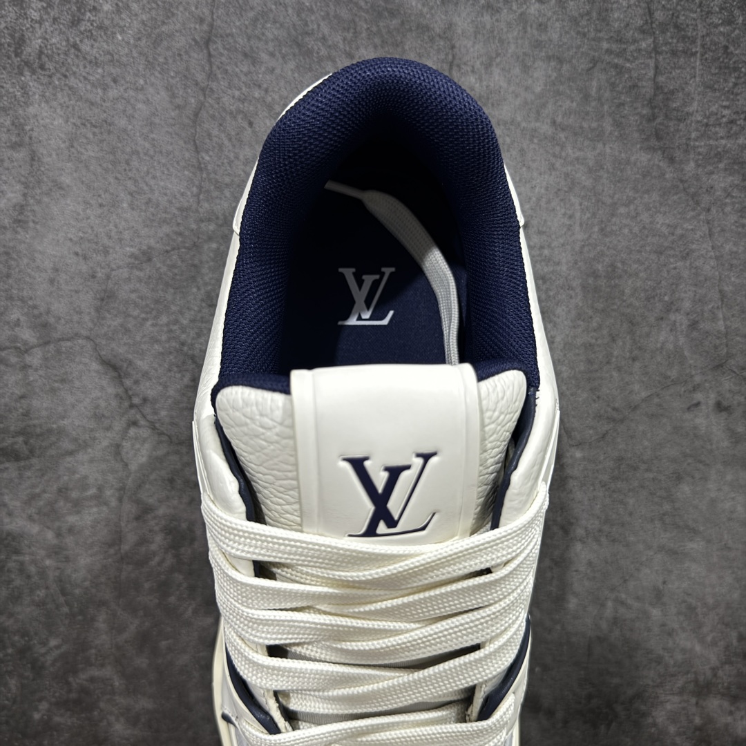 图片[8]-【顶级性价比版本】LV Trainer 白蓝 双层飞机礼盒 中高端品质 价格超值不杀猪 非市面假特价版本 广东产 顶级品质 真材实料 不偷材料 市售数一数二的好货 放眼市场同价格绝对找不到比他更好的货⚠️ 工厂长期补货 价格优势供应 所有配色均原版购入开发打造 正确原版 超高还原度 空胶工艺 各细节到位 鞋面为细柔小牛皮 厚实织物鞋带正确扣子配件 正确牛仔布料无色差 图案对版对位 白色软质荔枝皮 老花压印到位 细节 版型全都没毛病 正确鞋垫 中高端零售 杀猪这个版本没毛病 品质见实拍 无需过多文案赘述！ 尺码：35 36 37 38 39 40 41 42 43 44 45-选品中心