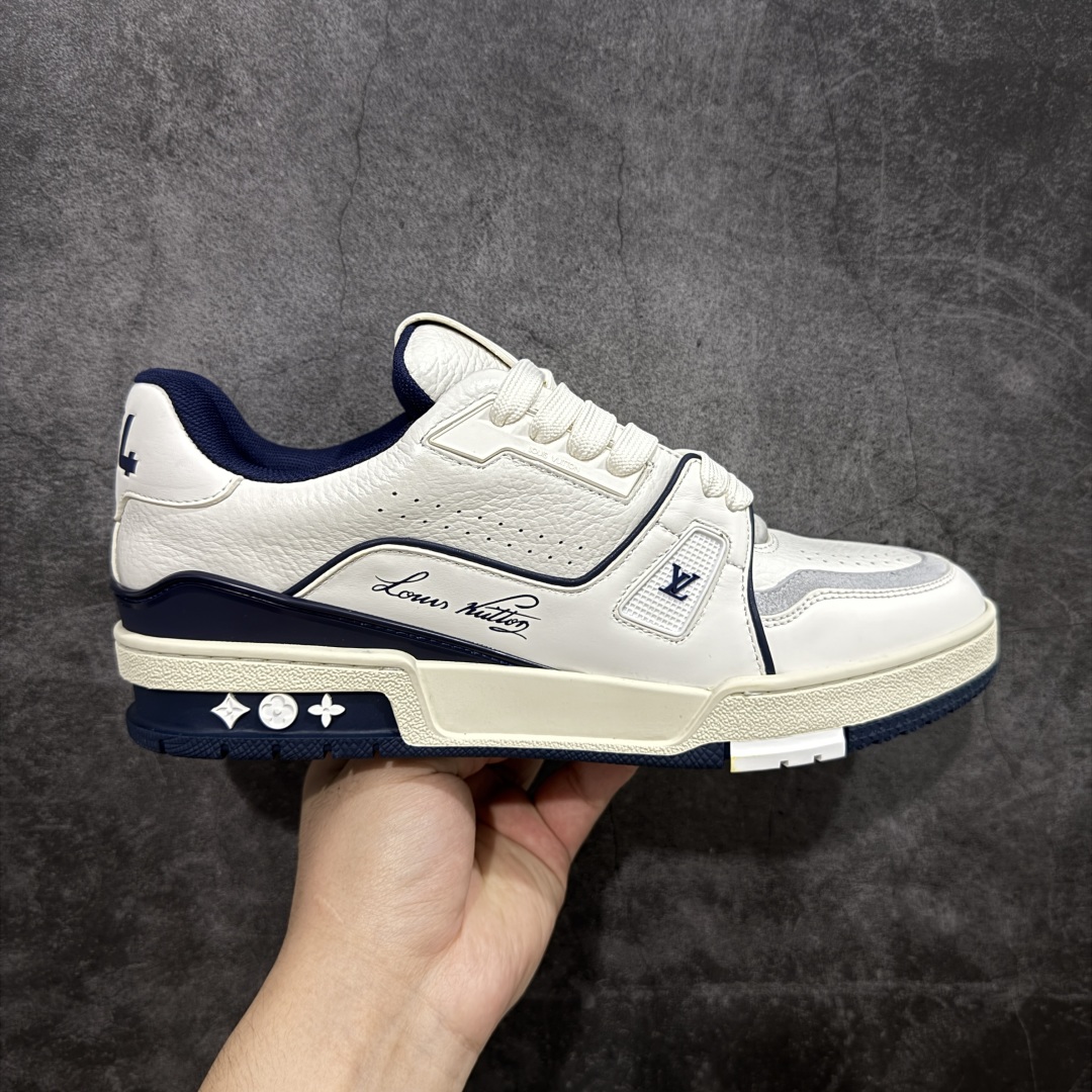 【顶级性价比版本】LV Trainer 白蓝 双层飞机礼盒 中高端品质 价格超值不杀猪 非市面假特价版本 广东产 顶级品质 真材实料 不偷材料 市售数一数二的好货 放眼市场同价格绝对找不到比他更好的货⚠️ 工厂长期补货 价格优势供应 所有配色均原版购入开发打造 正确原版 超高还原度 空胶工艺 各细节到位 鞋面为细柔小牛皮 厚实织物鞋带正确扣子配件 正确牛仔布料无色差 图案对版对位 白色软质荔枝皮 老花压印到位 细节 版型全都没毛病 正确鞋垫 中高端零售 杀猪这个版本没毛病 品质见实拍 无需过多文案赘述! 尺码:35 36 37 38 39 40 41 42 43 44 45-选品中心