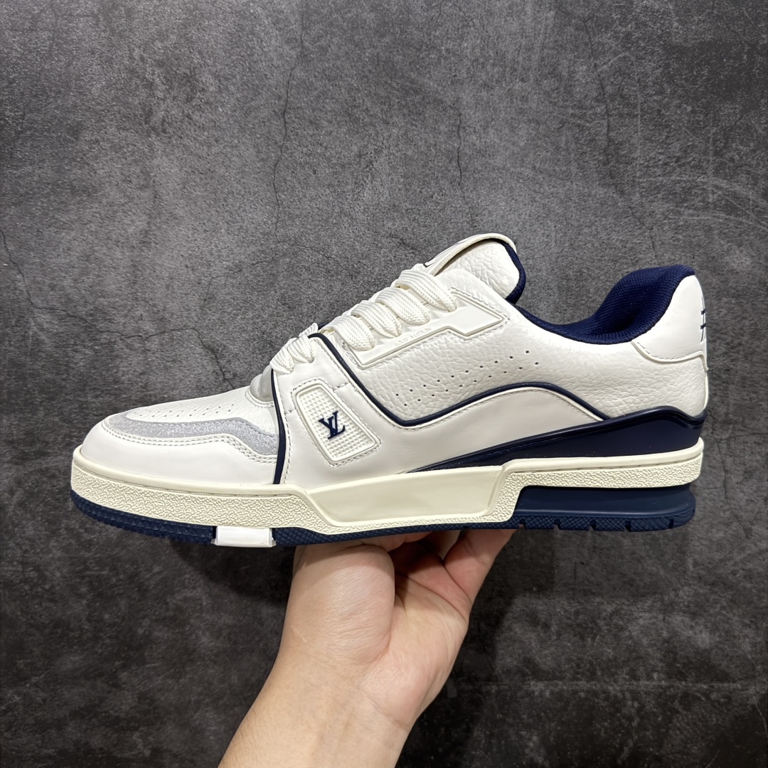 图片[2]-【顶级性价比版本】LV Trainer 白蓝 双层飞机礼盒 中高端品质 价格超值不杀猪 非市面假特价版本 广东产 顶级品质 真材实料 不偷材料 市售数一数二的好货 放眼市场同价格绝对找不到比他更好的货⚠️ 工厂长期补货 价格优势供应 所有配色均原版购入开发打造 正确原版 超高还原度 空胶工艺 各细节到位 鞋面为细柔小牛皮 厚实织物鞋带正确扣子配件 正确牛仔布料无色差 图案对版对位 白色软质荔枝皮 老花压印到位 细节 版型全都没毛病 正确鞋垫 中高端零售 杀猪这个版本没毛病 品质见实拍 无需过多文案赘述！ 尺码：35 36 37 38 39 40 41 42 43 44 45-选品中心