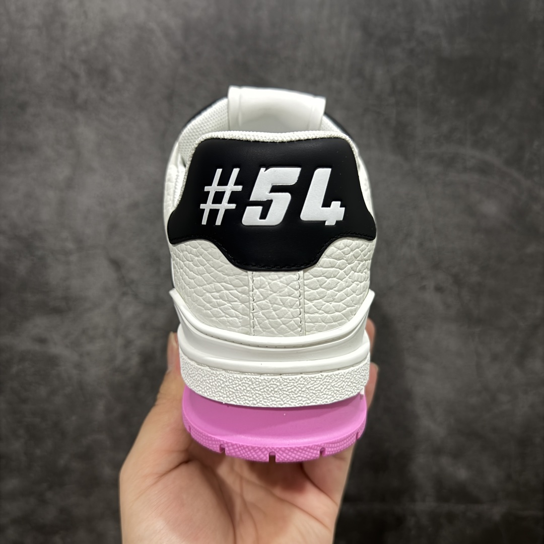 图片[4]-【顶级性价比版本】LV Trainer 黑白粉 双层飞机礼盒 中高端品质 价格超值不杀猪 非市面假特价版本 广东产 顶级品质 真材实料 不偷材料 市售数一数二的好货 放眼市场同价格绝对找不到比他更好的货⚠️ 工厂长期补货 价格优势供应 所有配色均原版购入开发打造 正确原版 超高还原度 空胶工艺 各细节到位 鞋面为细柔小牛皮 厚实织物鞋带正确扣子配件 正确牛仔布料无色差 图案对版对位 白色软质荔枝皮 老花压印到位 细节 版型全都没毛病 正确鞋垫 中高端零售 杀猪这个版本没毛病 品质见实拍 无需过多文案赘述！ 尺码：35 36 37 38-选品中心