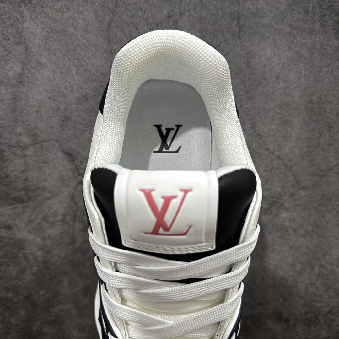 图片[8]-【顶级性价比版本】LV Trainer 黑白粉 双层飞机礼盒 中高端品质 价格超值不杀猪 非市面假特价版本 广东产 顶级品质 真材实料 不偷材料 市售数一数二的好货 放眼市场同价格绝对找不到比他更好的货⚠️ 工厂长期补货 价格优势供应 所有配色均原版购入开发打造 正确原版 超高还原度 空胶工艺 各细节到位 鞋面为细柔小牛皮 厚实织物鞋带正确扣子配件 正确牛仔布料无色差 图案对版对位 白色软质荔枝皮 老花压印到位 细节 版型全都没毛病 正确鞋垫 中高端零售 杀猪这个版本没毛病 品质见实拍 无需过多文案赘述！ 尺码：35 36 37 38-选品中心