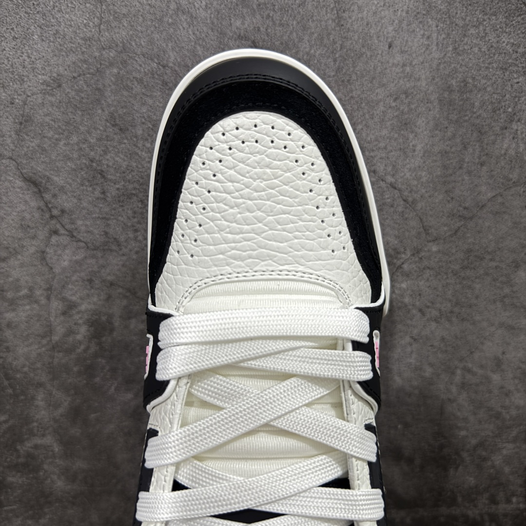 图片[5]-【顶级性价比版本】LV Trainer 黑白粉 双层飞机礼盒 中高端品质 价格超值不杀猪 非市面假特价版本 广东产 顶级品质 真材实料 不偷材料 市售数一数二的好货 放眼市场同价格绝对找不到比他更好的货⚠️ 工厂长期补货 价格优势供应 所有配色均原版购入开发打造 正确原版 超高还原度 空胶工艺 各细节到位 鞋面为细柔小牛皮 厚实织物鞋带正确扣子配件 正确牛仔布料无色差 图案对版对位 白色软质荔枝皮 老花压印到位 细节 版型全都没毛病 正确鞋垫 中高端零售 杀猪这个版本没毛病 品质见实拍 无需过多文案赘述！ 尺码：35 36 37 38-选品中心