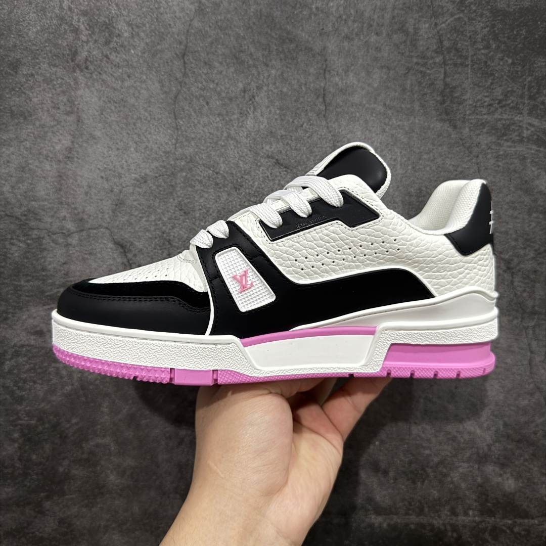 图片[2]-【顶级性价比版本】LV Trainer 黑白粉 双层飞机礼盒 中高端品质 价格超值不杀猪 非市面假特价版本 广东产 顶级品质 真材实料 不偷材料 市售数一数二的好货 放眼市场同价格绝对找不到比他更好的货⚠️ 工厂长期补货 价格优势供应 所有配色均原版购入开发打造 正确原版 超高还原度 空胶工艺 各细节到位 鞋面为细柔小牛皮 厚实织物鞋带正确扣子配件 正确牛仔布料无色差 图案对版对位 白色软质荔枝皮 老花压印到位 细节 版型全都没毛病 正确鞋垫 中高端零售 杀猪这个版本没毛病 品质见实拍 无需过多文案赘述！ 尺码：35 36 37 38-选品中心