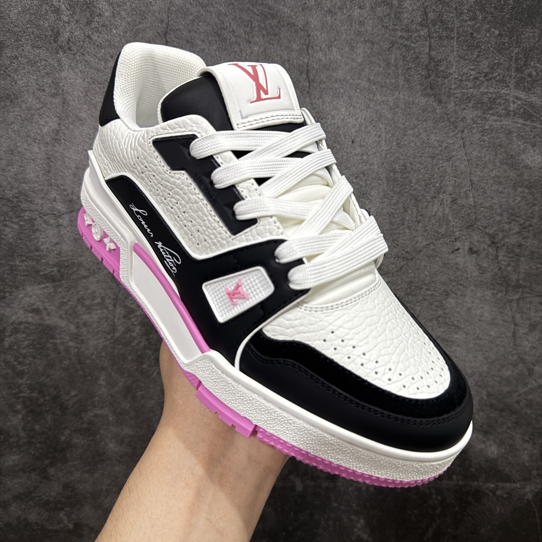 图片[3]-【顶级性价比版本】LV Trainer 黑白粉 双层飞机礼盒 中高端品质 价格超值不杀猪 非市面假特价版本 广东产 顶级品质 真材实料 不偷材料 市售数一数二的好货 放眼市场同价格绝对找不到比他更好的货⚠️ 工厂长期补货 价格优势供应 所有配色均原版购入开发打造 正确原版 超高还原度 空胶工艺 各细节到位 鞋面为细柔小牛皮 厚实织物鞋带正确扣子配件 正确牛仔布料无色差 图案对版对位 白色软质荔枝皮 老花压印到位 细节 版型全都没毛病 正确鞋垫 中高端零售 杀猪这个版本没毛病 品质见实拍 无需过多文案赘述！ 尺码：35 36 37 38-选品中心