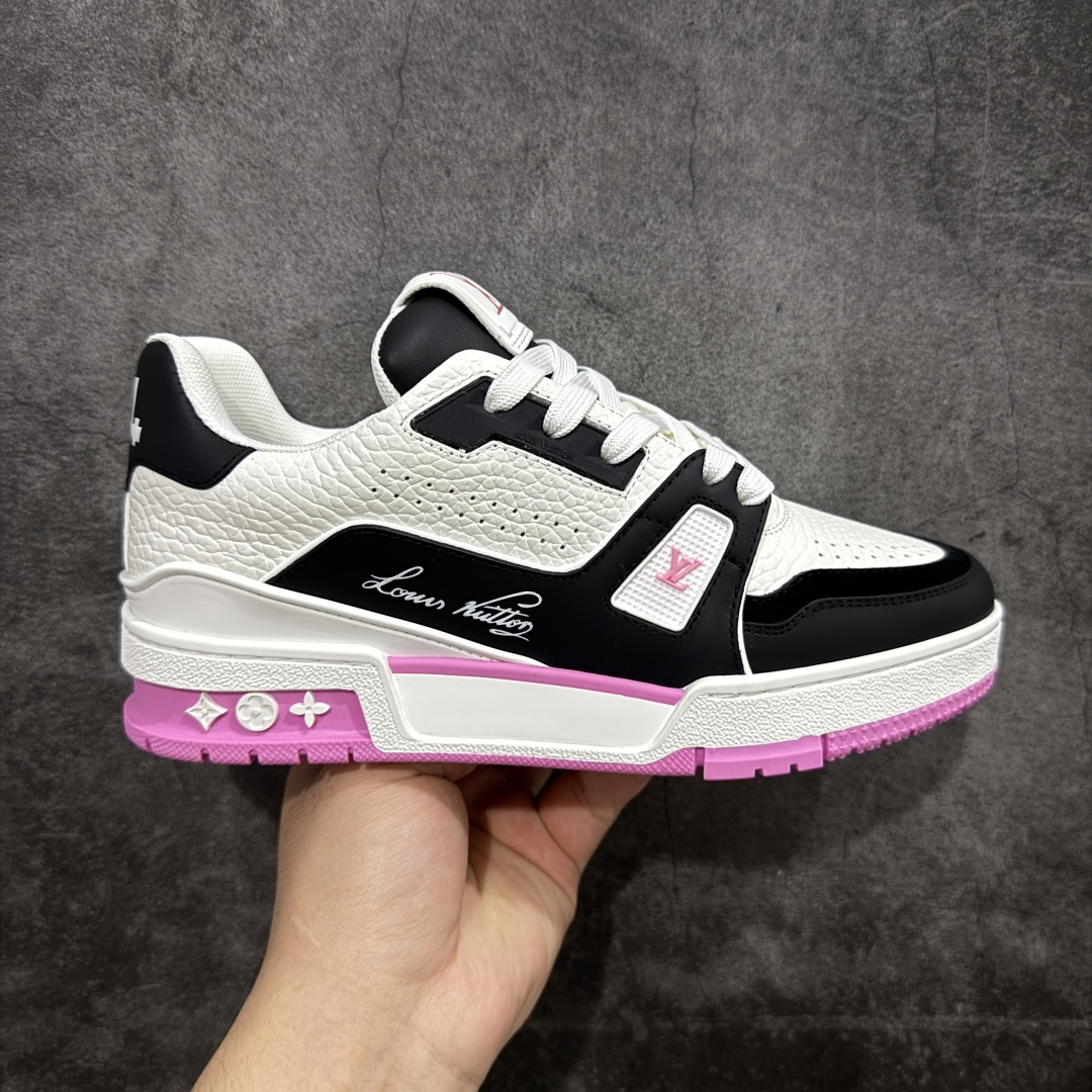 【顶级性价比版本】LV Trainer 黑白粉 双层飞机礼盒 中高端品质 价格超值不杀猪 非市面假特价版本 广东产 顶级品质 真材实料 不偷材料 市售数一数二的好货 放眼市场同价格绝对找不到比他更好的货⚠️ 工厂长期补货 价格优势供应 所有配色均原版购入开发打造 正确原版 超高还原度 空胶工艺 各细节到位 鞋面为细柔小牛皮 厚实织物鞋带正确扣子配件 正确牛仔布料无色差 图案对版对位 白色软质荔枝皮 老花压印到位 细节 版型全都没毛病 正确鞋垫 中高端零售 杀猪这个版本没毛病 品质见实拍 无需过多文案赘述! 尺码:35 36 37 38-选品中心