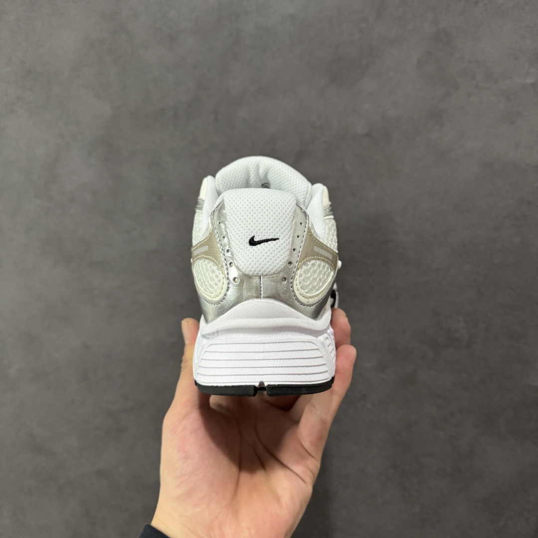 图片[4]-【公司级】NK V5 RNR 舒适百搭防滑耐磨低帮跑步鞋 HQ7901-107 舒适有型适合日常穿着 该鞋款延续千禧年经典设计搭载泡绵中底 厚实而轻盈匠心细节巧搭立体耐克勾标志焕新演绎复古跑鞋 鞋款从千禧年美学汲取灵感 混搭多种材质突显层次感立体感和传统跑步风范 尺码：36 36.5 37.5 38 38.5 39 40 40.5 41 42 42.5 43 44 44.5 45-选品中心