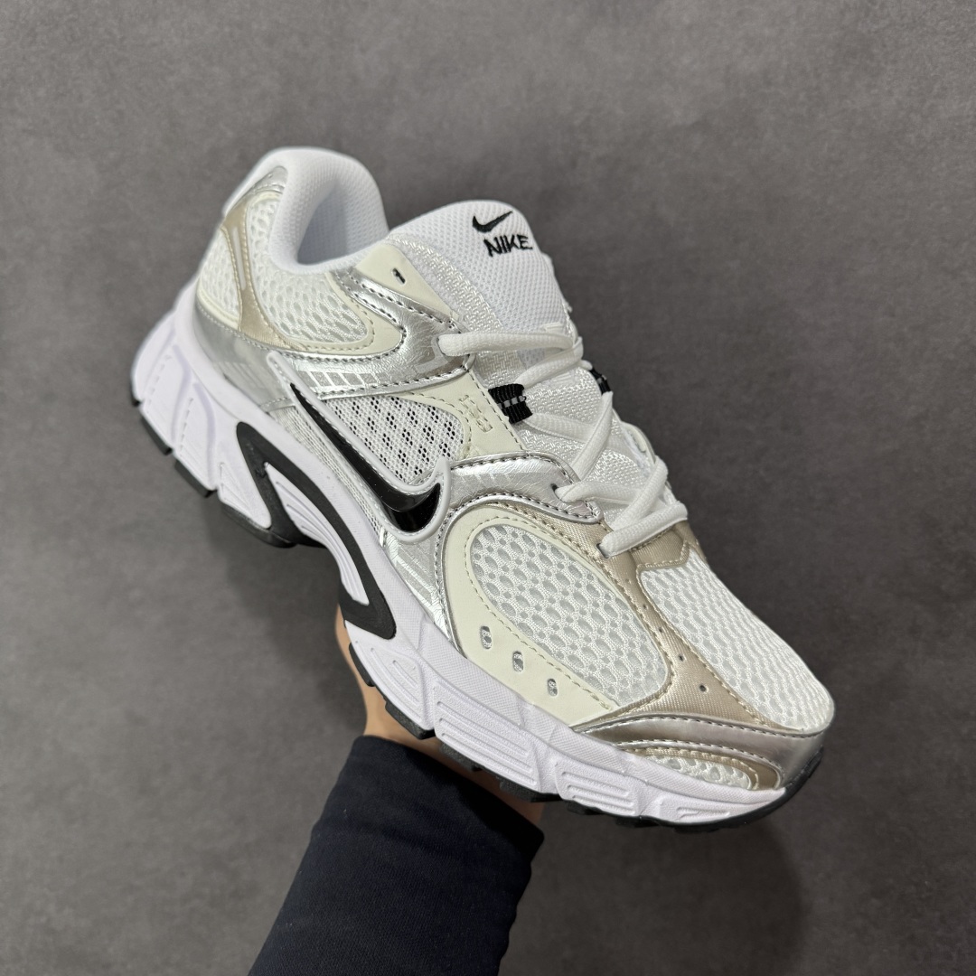 图片[3]-【公司级】NK V5 RNR 舒适百搭防滑耐磨低帮跑步鞋 HQ7901-107 舒适有型适合日常穿着 该鞋款延续千禧年经典设计搭载泡绵中底 厚实而轻盈匠心细节巧搭立体耐克勾标志焕新演绎复古跑鞋 鞋款从千禧年美学汲取灵感 混搭多种材质突显层次感立体感和传统跑步风范 尺码：36 36.5 37.5 38 38.5 39 40 40.5 41 42 42.5 43 44 44.5 45-选品中心