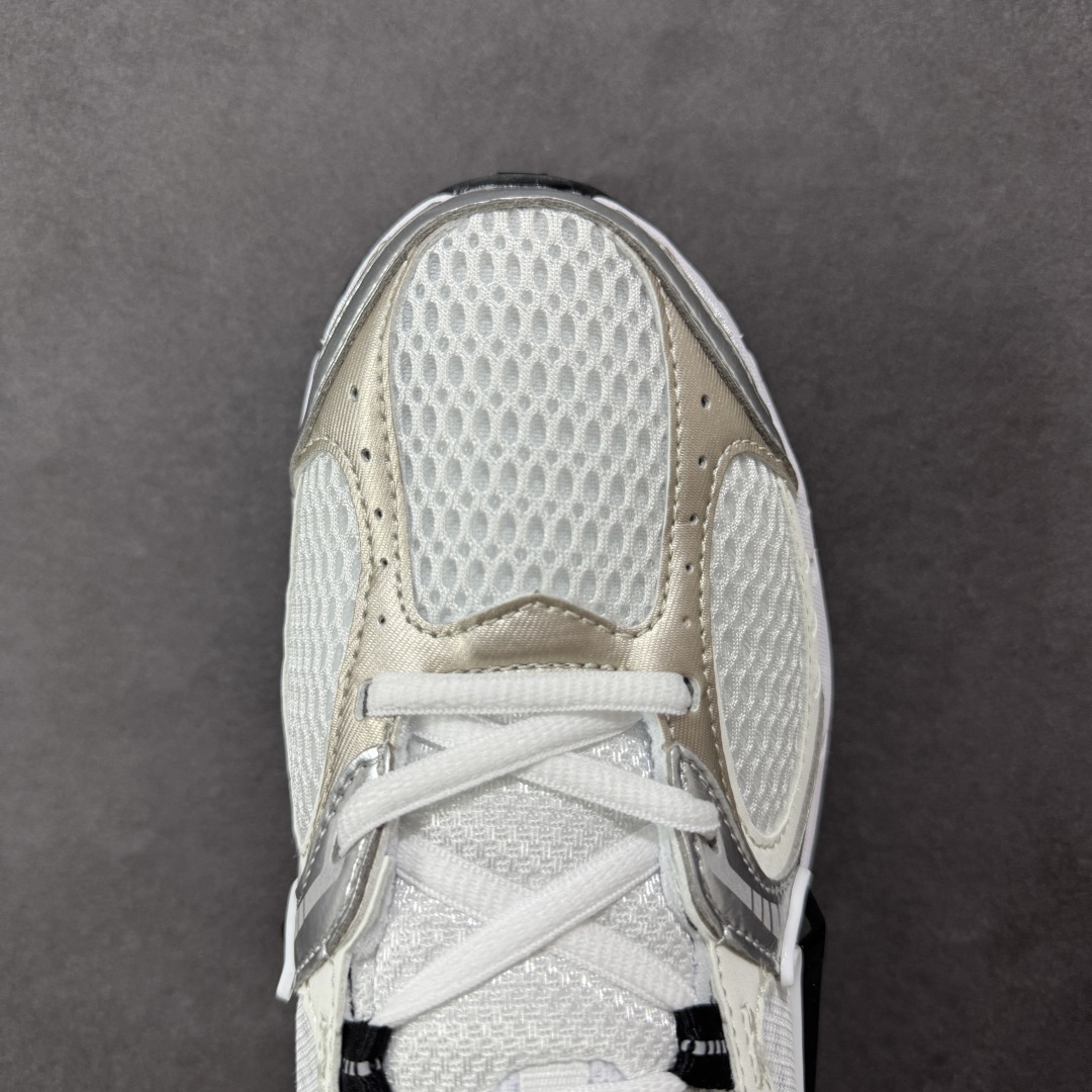 图片[8]-【公司级】NK V5 RNR 舒适百搭防滑耐磨低帮跑步鞋 HQ7901-107 舒适有型适合日常穿着 该鞋款延续千禧年经典设计搭载泡绵中底 厚实而轻盈匠心细节巧搭立体耐克勾标志焕新演绎复古跑鞋 鞋款从千禧年美学汲取灵感 混搭多种材质突显层次感立体感和传统跑步风范 尺码：36 36.5 37.5 38 38.5 39 40 40.5 41 42 42.5 43 44 44.5 45-选品中心