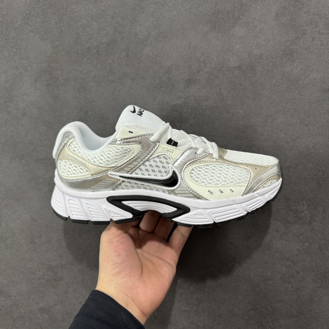 【公司级】NK V5 RNR 舒适百搭防滑耐磨低帮跑步鞋 HQ7901-107 舒适有型适合日常穿着 该鞋款延续千禧年经典设计搭载泡绵中底 厚实而轻盈匠心细节巧搭立体耐克勾标志焕新演绎复古跑鞋 鞋款从千禧年美学汲取灵感 混搭多种材质突显层次感立体感和传统跑步风范 尺码:36 36.5 37.5 38 38.5 39 40 40.5 41 42 42.5 43 44 44.5 45-选品中心