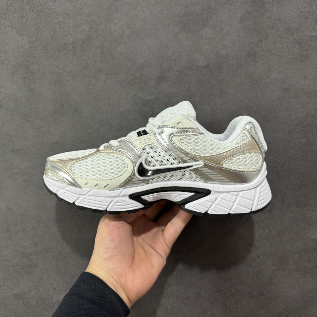 图片[2]-【公司级】NK V5 RNR 舒适百搭防滑耐磨低帮跑步鞋 HQ7901-107 舒适有型适合日常穿着 该鞋款延续千禧年经典设计搭载泡绵中底 厚实而轻盈匠心细节巧搭立体耐克勾标志焕新演绎复古跑鞋 鞋款从千禧年美学汲取灵感 混搭多种材质突显层次感立体感和传统跑步风范 尺码：36 36.5 37.5 38 38.5 39 40 40.5 41 42 42.5 43 44 44.5 45-选品中心