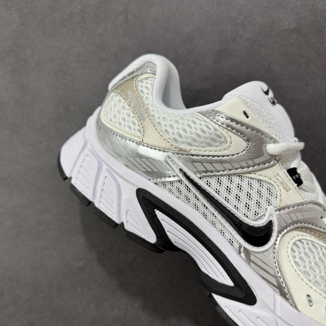 图片[6]-【公司级】NK V5 RNR 舒适百搭防滑耐磨低帮跑步鞋 HQ7901-107 舒适有型适合日常穿着 该鞋款延续千禧年经典设计搭载泡绵中底 厚实而轻盈匠心细节巧搭立体耐克勾标志焕新演绎复古跑鞋 鞋款从千禧年美学汲取灵感 混搭多种材质突显层次感立体感和传统跑步风范 尺码：36 36.5 37.5 38 38.5 39 40 40.5 41 42 42.5 43 44 44.5 45-选品中心