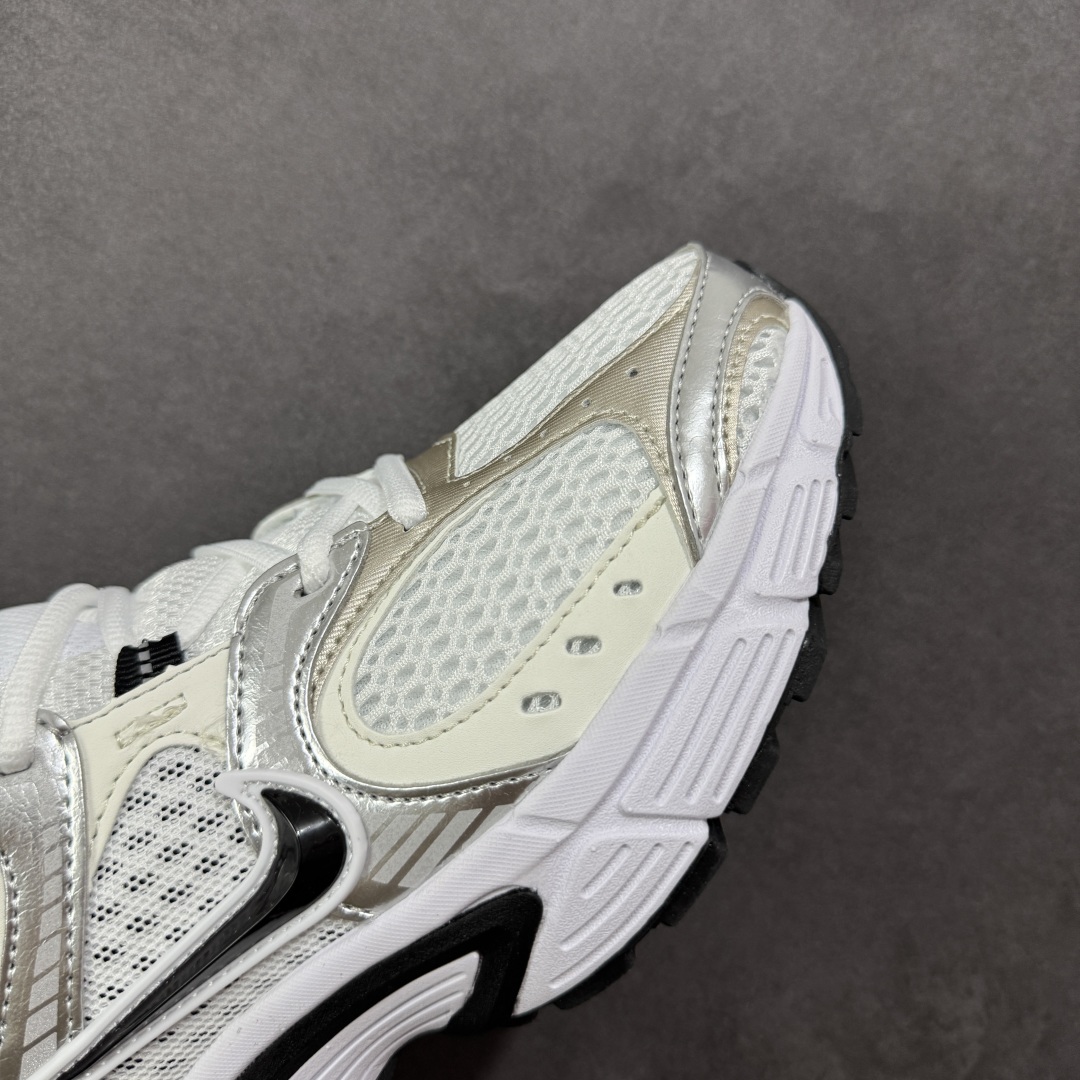 图片[5]-【公司级】NK V5 RNR 舒适百搭防滑耐磨低帮跑步鞋 HQ7901-107 舒适有型适合日常穿着 该鞋款延续千禧年经典设计搭载泡绵中底 厚实而轻盈匠心细节巧搭立体耐克勾标志焕新演绎复古跑鞋 鞋款从千禧年美学汲取灵感 混搭多种材质突显层次感立体感和传统跑步风范 尺码：36 36.5 37.5 38 38.5 39 40 40.5 41 42 42.5 43 44 44.5 45-选品中心