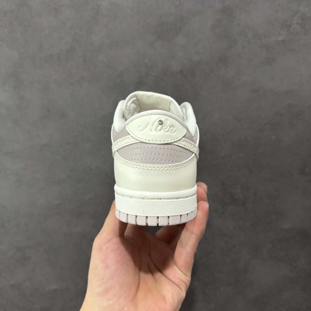 图片[4]-【YC纯原版】NK Dunk Low 花卉浮雕 IH0639-011 实力大厂出品 新配色陆续开发 全套原纸板楦头开发 确保原汁原味 完美呈现DUNK版型 一比一鞋头弧度高度鞋身弧度 此版本只针对中端市场 皮料材质有所更替 其他数据细节工艺流程均保持一致 绝不口嗨 细节品控鞋型随意对比 独家私模官方第六代原厂航空铝磨具打磨大底 鞋头坡度极致还原 无解鞋型 原盒原配 圈内天花板工艺 原厂玻璃冲刀 超高清洁度 全鞋零毛边皮料切割 原厂中底布点胶 中底布拉帮走线遵循公司 尺码：36 36.5 37.5 38 38.5 39 40-选品中心