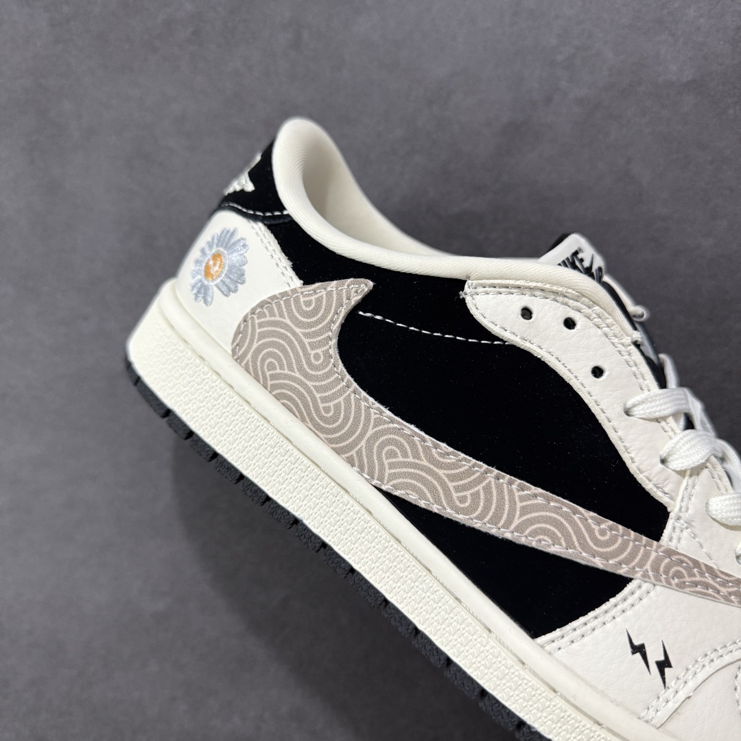 图片[6]-【定制版】Travis Scott x Fragment Design x Air Jordan 1 Low OG SP AJ1 乔1 权志龙联名 黑白菊花 低帮文化休闲板鞋 XS2024-047  #多方联名合作融合了Travis Scott 独特的音乐风格，藤原浩个性的设计风格以及Jordan品牌的经典元素 使其成为一双具有独特身份和价值的鞋子 清新而立体的外观加上联名标识更突出了其独特身份 这种配色方案显示出活力和时尚感 在视觉上引人注目 鞋身的质感和细腻的细节处理使其显得高端而格调十足 这款“倒钩”联名是设计与创意完美结合 融合多方的个性风格是一款备受瞩目的潮流鞋款  尺码：36 36.5 37.5 38 38.5 39 40 40.5 41 42 42.5 43 44 44.5 45-选品中心