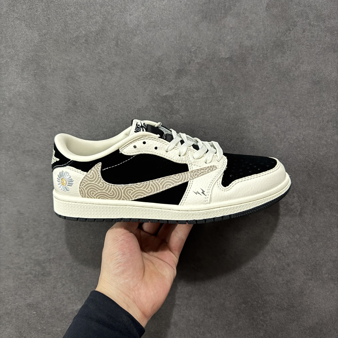 【定制版】Travis Scott x Fragment Design x Air Jordan 1 Low OG SP AJ1 乔1 权志龙联名 黑白菊花 低帮文化休闲板鞋 XS2024-047  #多方联名合作融合了Travis Scott 独特的音乐风格,藤原浩个性的设计风格以及Jordan品牌的经典元素 使其成为一双具有独特身份和价值的鞋子 清新而立体的外观加上联名标识更突出了其独特身份 这种配色方案显示出活力和时尚感 在视觉上引人注目 鞋身的质感和细腻的细节处理使其显得高端而格调十足 这款“倒钩”联名是设计与创意完美结合 融合多方的个性风格是一款备受瞩目的潮流鞋款  尺码:36 36.5 37.5 38 38.5 39 40 40.5 41 42 42.5 43 44 44.5 45-选品中心