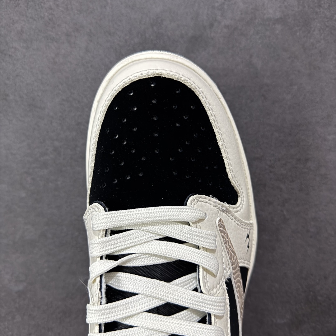 图片[8]-【定制版】Travis Scott x Fragment Design x Air Jordan 1 Low OG SP AJ1 乔1 权志龙联名 黑白菊花 低帮文化休闲板鞋 XS2024-047  #多方联名合作融合了Travis Scott 独特的音乐风格，藤原浩个性的设计风格以及Jordan品牌的经典元素 使其成为一双具有独特身份和价值的鞋子 清新而立体的外观加上联名标识更突出了其独特身份 这种配色方案显示出活力和时尚感 在视觉上引人注目 鞋身的质感和细腻的细节处理使其显得高端而格调十足 这款“倒钩”联名是设计与创意完美结合 融合多方的个性风格是一款备受瞩目的潮流鞋款  尺码：36 36.5 37.5 38 38.5 39 40 40.5 41 42 42.5 43 44 44.5 45-选品中心