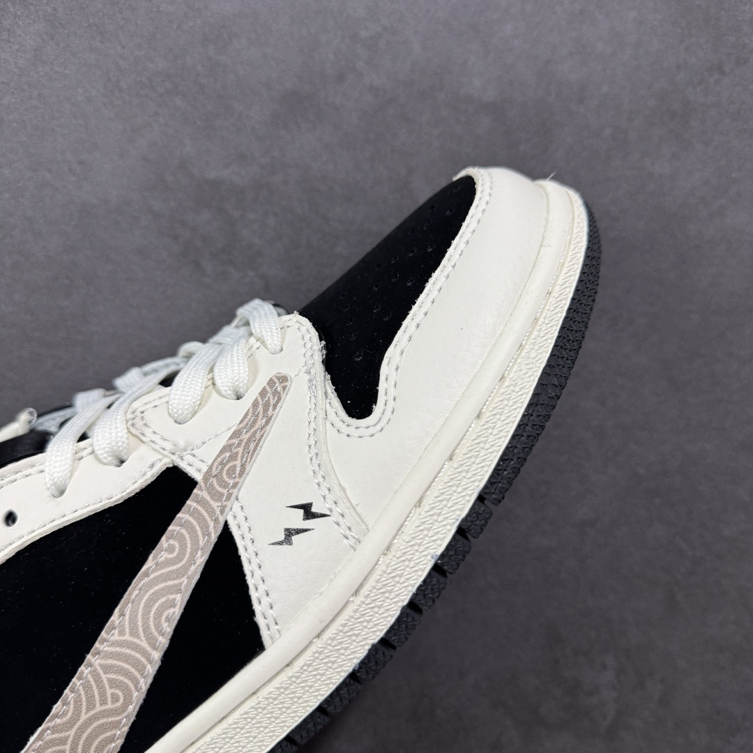 图片[5]-【定制版】Travis Scott x Fragment Design x Air Jordan 1 Low OG SP AJ1 乔1 权志龙联名 黑白菊花 低帮文化休闲板鞋 XS2024-047  #多方联名合作融合了Travis Scott 独特的音乐风格，藤原浩个性的设计风格以及Jordan品牌的经典元素 使其成为一双具有独特身份和价值的鞋子 清新而立体的外观加上联名标识更突出了其独特身份 这种配色方案显示出活力和时尚感 在视觉上引人注目 鞋身的质感和细腻的细节处理使其显得高端而格调十足 这款“倒钩”联名是设计与创意完美结合 融合多方的个性风格是一款备受瞩目的潮流鞋款  尺码：36 36.5 37.5 38 38.5 39 40 40.5 41 42 42.5 43 44 44.5 45-选品中心