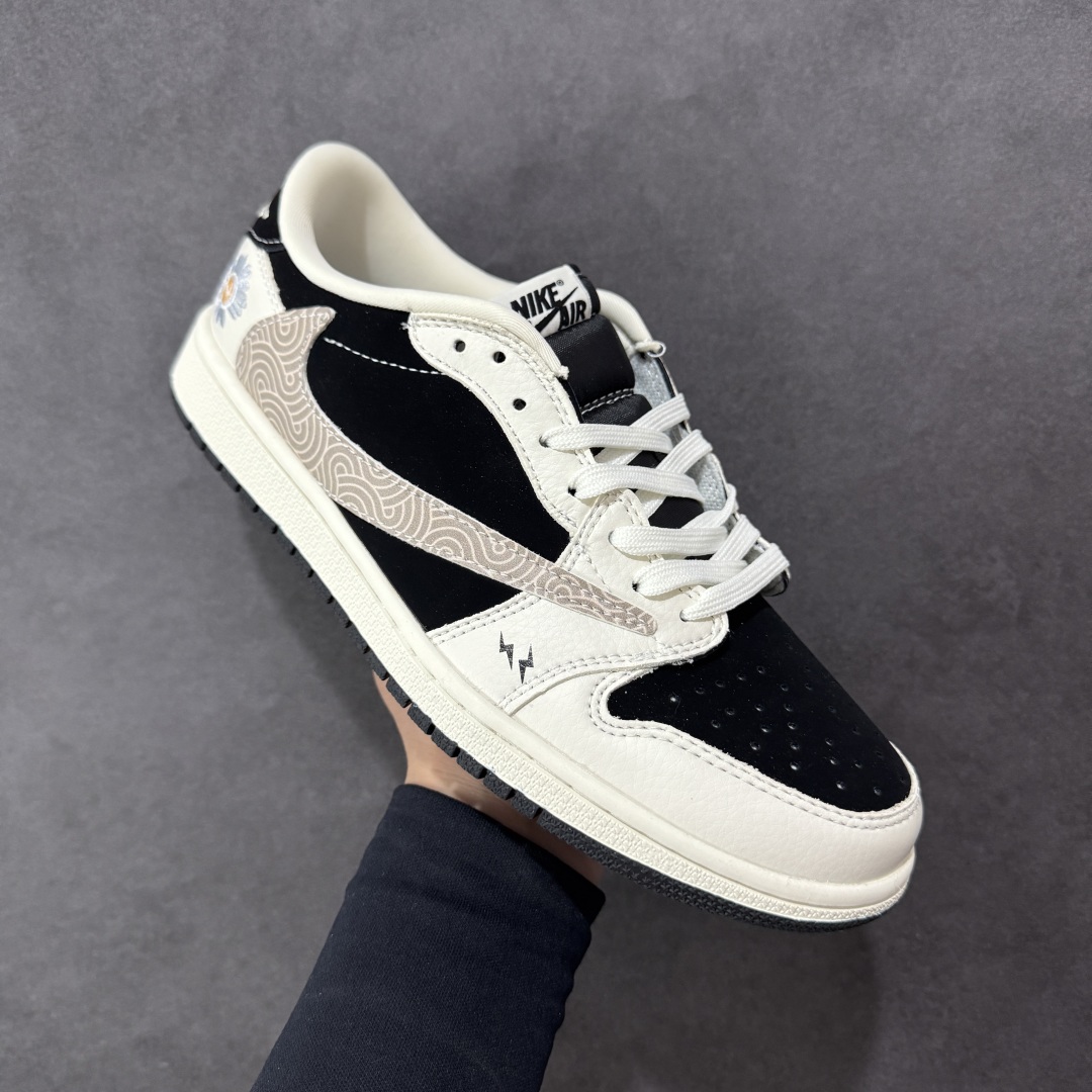 图片[3]-【定制版】Travis Scott x Fragment Design x Air Jordan 1 Low OG SP AJ1 乔1 权志龙联名 黑白菊花 低帮文化休闲板鞋 XS2024-047  #多方联名合作融合了Travis Scott 独特的音乐风格，藤原浩个性的设计风格以及Jordan品牌的经典元素 使其成为一双具有独特身份和价值的鞋子 清新而立体的外观加上联名标识更突出了其独特身份 这种配色方案显示出活力和时尚感 在视觉上引人注目 鞋身的质感和细腻的细节处理使其显得高端而格调十足 这款“倒钩”联名是设计与创意完美结合 融合多方的个性风格是一款备受瞩目的潮流鞋款  尺码：36 36.5 37.5 38 38.5 39 40 40.5 41 42 42.5 43 44 44.5 45-选品中心