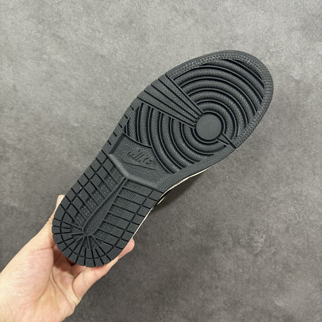 图片[9]-【定制版】Travis Scott x Fragment Design x Air Jordan 1 Low OG SP AJ1 乔1 权志龙联名 黑白菊花 低帮文化休闲板鞋 XS2024-047  #多方联名合作融合了Travis Scott 独特的音乐风格，藤原浩个性的设计风格以及Jordan品牌的经典元素 使其成为一双具有独特身份和价值的鞋子 清新而立体的外观加上联名标识更突出了其独特身份 这种配色方案显示出活力和时尚感 在视觉上引人注目 鞋身的质感和细腻的细节处理使其显得高端而格调十足 这款“倒钩”联名是设计与创意完美结合 融合多方的个性风格是一款备受瞩目的潮流鞋款  尺码：36 36.5 37.5 38 38.5 39 40 40.5 41 42 42.5 43 44 44.5 45-选品中心