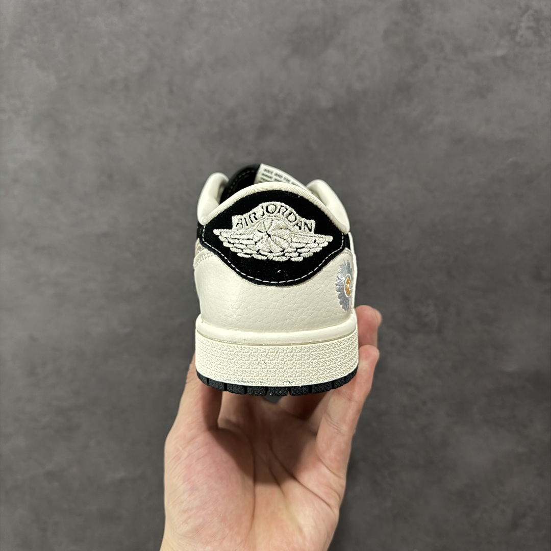 图片[4]-【定制版】Travis Scott x Fragment Design x Air Jordan 1 Low OG SP AJ1 乔1 权志龙联名 黑白菊花 低帮文化休闲板鞋 XS2024-047  #多方联名合作融合了Travis Scott 独特的音乐风格，藤原浩个性的设计风格以及Jordan品牌的经典元素 使其成为一双具有独特身份和价值的鞋子 清新而立体的外观加上联名标识更突出了其独特身份 这种配色方案显示出活力和时尚感 在视觉上引人注目 鞋身的质感和细腻的细节处理使其显得高端而格调十足 这款“倒钩”联名是设计与创意完美结合 融合多方的个性风格是一款备受瞩目的潮流鞋款  尺码：36 36.5 37.5 38 38.5 39 40 40.5 41 42 42.5 43 44 44.5 45-选品中心