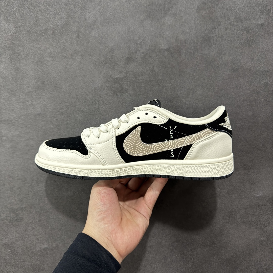 图片[2]-【定制版】Travis Scott x Fragment Design x Air Jordan 1 Low OG SP AJ1 乔1 权志龙联名 黑白菊花 低帮文化休闲板鞋 XS2024-047  #多方联名合作融合了Travis Scott 独特的音乐风格，藤原浩个性的设计风格以及Jordan品牌的经典元素 使其成为一双具有独特身份和价值的鞋子 清新而立体的外观加上联名标识更突出了其独特身份 这种配色方案显示出活力和时尚感 在视觉上引人注目 鞋身的质感和细腻的细节处理使其显得高端而格调十足 这款“倒钩”联名是设计与创意完美结合 融合多方的个性风格是一款备受瞩目的潮流鞋款  尺码：36 36.5 37.5 38 38.5 39 40 40.5 41 42 42.5 43 44 44.5 45-选品中心