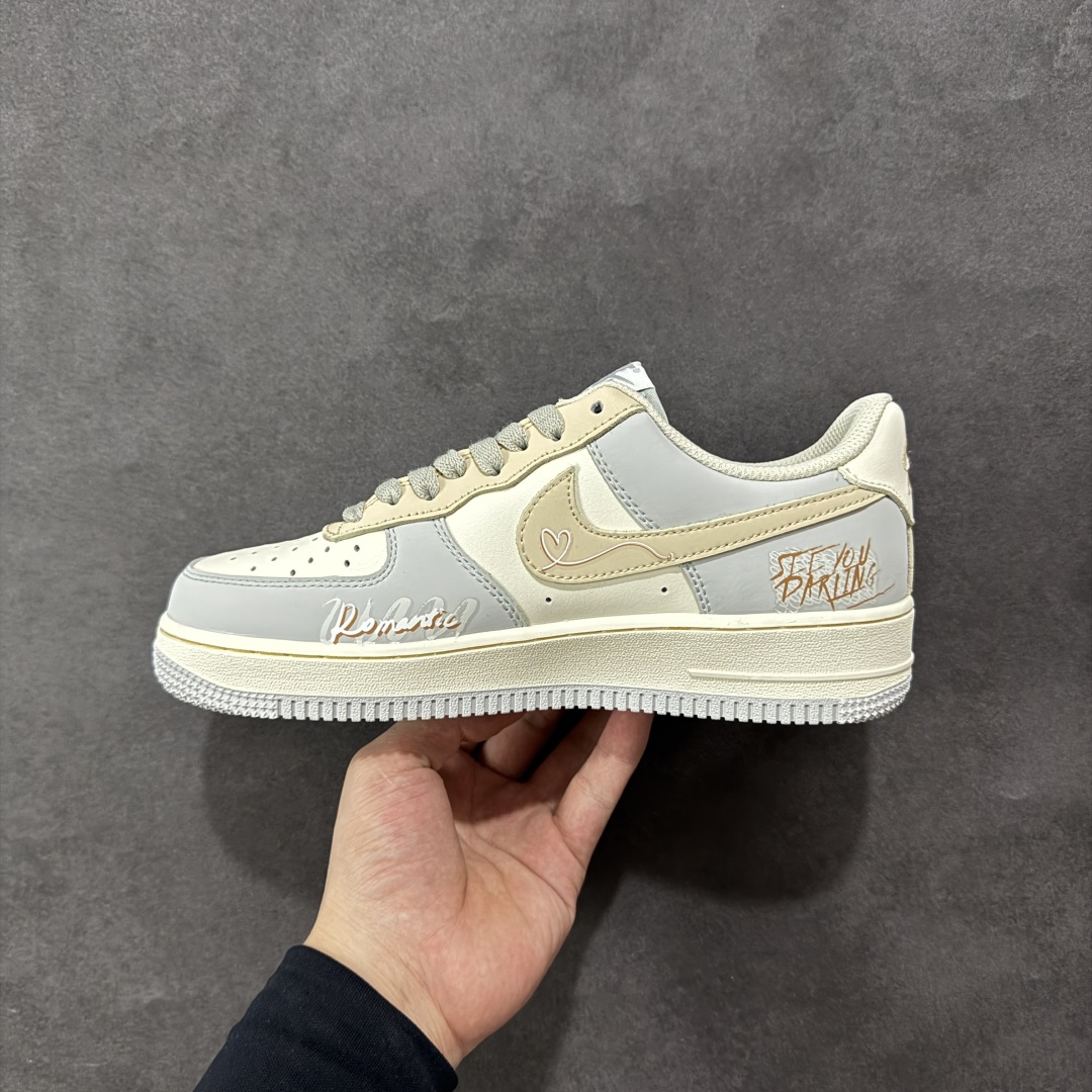 图片[2]-【定制版】Nike Air Force 1 Low 07 浅灰白小钩涂鸦 原楦头原纸板 打造纯正低帮空军版型 专注外贸渠道 全掌内置蜂窝气垫 原盒配件 原厂中底钢印、拉帮完美 货号：DB3310 111 尺码：36 36.5 37.5 38 38.5 39 40 40.5 41 42 42.5 43 44 44.5 45-选品中心