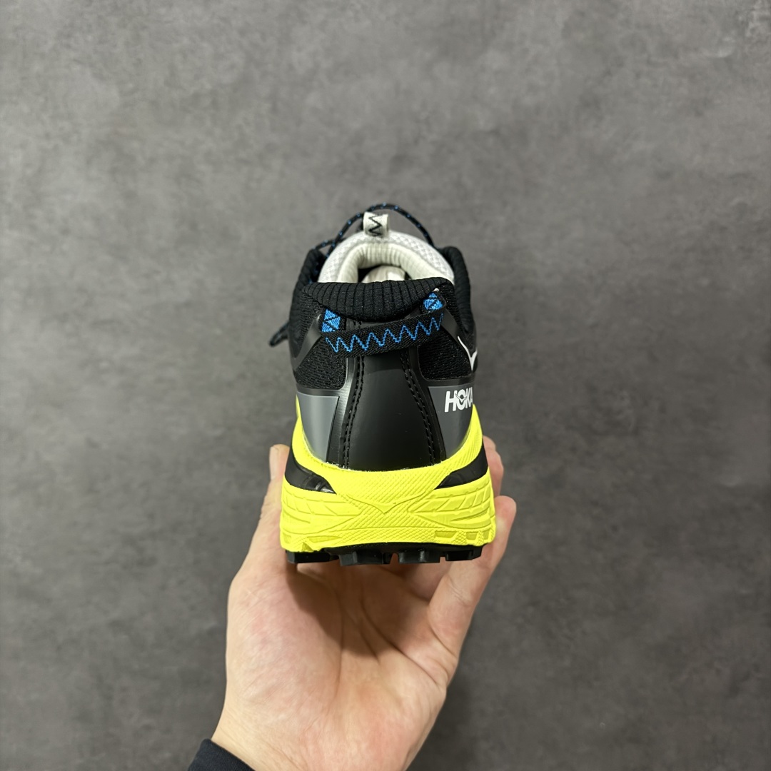 图片[4]-【公司级】HOKA ONE ONE Mafate Three 2 玛法特2.5代系列低帮轻量户外越野休闲运动慢跑鞋 上脚赞到报爆 轻盈舒适 鞋面采用超轻的无缝架构 轻薄的TPU贴在透气的鞋面材料上 减轻重量同时也保证了支撑性 鞋底采用滚动平衡技术 引导跑者回归自然步态 祖传的神奇EVA材质中底依旧是一如既往地表现优秀 能提供充足的缓震 作为HOKA家的越野跑鞋 VIBRAM 橡胶大底也是必不可少的 即便在复杂湿滑的地形 依旧能有良好的抓地力及稳定性 鞋带采用了弹性不易松脱的扁宽弹性鞋带 前掌与中掌部分也进行了加宽 也更加适合亚洲人的脚型 是一款十分全面且足够强悍的户外硬核越野鞋 日常搭配的话短裤是基本不挑 阔腿裤 工装裤以及各种长筒牛仔裤都可以 尺码：36 36.5 37.5 38 38.5 39 40 40.5 41 42 42.5 43 44 44.5 45-选品中心