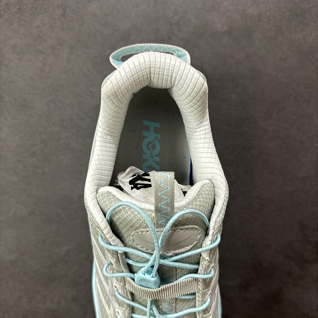 图片[7]-【公司级】HOKA ONE ONE Mafate Three 2 玛法特2.5代系列低帮轻量户外越野休闲运动慢跑鞋 上脚赞到报爆 轻盈舒适 鞋面采用超轻的无缝架构 轻薄的TPU贴在透气的鞋面材料上 减轻重量同时也保证了支撑性 鞋底采用滚动平衡技术 引导跑者回归自然步态 祖传的神奇EVA材质中底依旧是一如既往地表现优秀 能提供充足的缓震 作为HOKA家的越野跑鞋 VIBRAM 橡胶大底也是必不可少的 即便在复杂湿滑的地形 依旧能有良好的抓地力及稳定性 鞋带采用了弹性不易松脱的扁宽弹性鞋带 前掌与中掌部分也进行了加宽 也更加适合亚洲人的脚型 是一款十分全面且足够强悍的户外硬核越野鞋 日常搭配的话短裤是基本不挑 阔腿裤 工装裤以及各种长筒牛仔裤都可以 尺码：36 36.5 37.5 38 38.5 39 40 40.5 41 42 42.5 43 44 44.5 45-选品中心