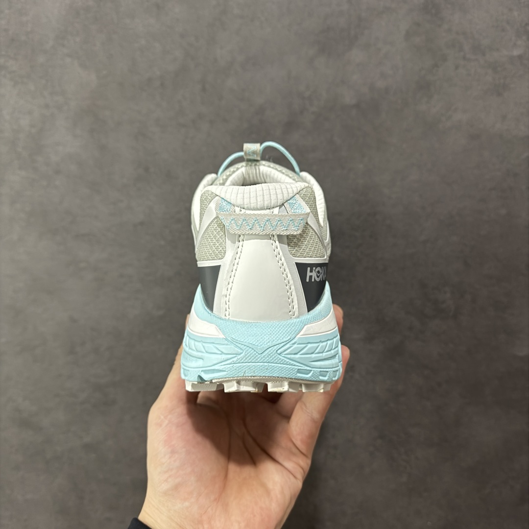 图片[4]-【公司级】HOKA ONE ONE Mafate Three 2 玛法特2.5代系列低帮轻量户外越野休闲运动慢跑鞋 上脚赞到报爆 轻盈舒适 鞋面采用超轻的无缝架构 轻薄的TPU贴在透气的鞋面材料上 减轻重量同时也保证了支撑性 鞋底采用滚动平衡技术 引导跑者回归自然步态 祖传的神奇EVA材质中底依旧是一如既往地表现优秀 能提供充足的缓震 作为HOKA家的越野跑鞋 VIBRAM 橡胶大底也是必不可少的 即便在复杂湿滑的地形 依旧能有良好的抓地力及稳定性 鞋带采用了弹性不易松脱的扁宽弹性鞋带 前掌与中掌部分也进行了加宽 也更加适合亚洲人的脚型 是一款十分全面且足够强悍的户外硬核越野鞋 日常搭配的话短裤是基本不挑 阔腿裤 工装裤以及各种长筒牛仔裤都可以 尺码：36 36.5 37.5 38 38.5 39 40 40.5 41 42 42.5 43 44 44.5 45-选品中心