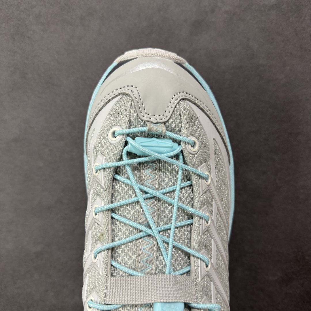 图片[8]-【公司级】HOKA ONE ONE Mafate Three 2 玛法特2.5代系列低帮轻量户外越野休闲运动慢跑鞋 上脚赞到报爆 轻盈舒适 鞋面采用超轻的无缝架构 轻薄的TPU贴在透气的鞋面材料上 减轻重量同时也保证了支撑性 鞋底采用滚动平衡技术 引导跑者回归自然步态 祖传的神奇EVA材质中底依旧是一如既往地表现优秀 能提供充足的缓震 作为HOKA家的越野跑鞋 VIBRAM 橡胶大底也是必不可少的 即便在复杂湿滑的地形 依旧能有良好的抓地力及稳定性 鞋带采用了弹性不易松脱的扁宽弹性鞋带 前掌与中掌部分也进行了加宽 也更加适合亚洲人的脚型 是一款十分全面且足够强悍的户外硬核越野鞋 日常搭配的话短裤是基本不挑 阔腿裤 工装裤以及各种长筒牛仔裤都可以 尺码：36 36.5 37.5 38 38.5 39 40 40.5 41 42 42.5 43 44 44.5 45-选品中心