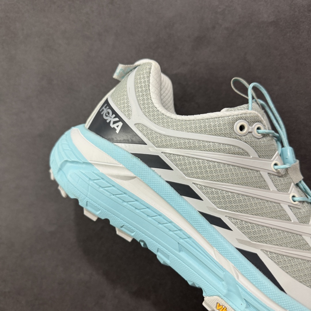 图片[6]-【公司级】HOKA ONE ONE Mafate Three 2 玛法特2.5代系列低帮轻量户外越野休闲运动慢跑鞋 上脚赞到报爆 轻盈舒适 鞋面采用超轻的无缝架构 轻薄的TPU贴在透气的鞋面材料上 减轻重量同时也保证了支撑性 鞋底采用滚动平衡技术 引导跑者回归自然步态 祖传的神奇EVA材质中底依旧是一如既往地表现优秀 能提供充足的缓震 作为HOKA家的越野跑鞋 VIBRAM 橡胶大底也是必不可少的 即便在复杂湿滑的地形 依旧能有良好的抓地力及稳定性 鞋带采用了弹性不易松脱的扁宽弹性鞋带 前掌与中掌部分也进行了加宽 也更加适合亚洲人的脚型 是一款十分全面且足够强悍的户外硬核越野鞋 日常搭配的话短裤是基本不挑 阔腿裤 工装裤以及各种长筒牛仔裤都可以 尺码：36 36.5 37.5 38 38.5 39 40 40.5 41 42 42.5 43 44 44.5 45-选品中心