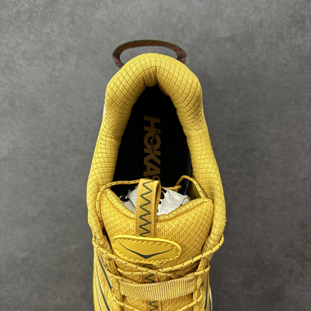 图片[7]-【公司级】HOKA ONE ONE Mafate Three 2 玛法特2.5代系列低帮轻量户外越野休闲运动慢跑鞋 上脚赞到报爆 轻盈舒适 鞋面采用超轻的无缝架构 轻薄的TPU贴在透气的鞋面材料上 减轻重量同时也保证了支撑性 鞋底采用滚动平衡技术 引导跑者回归自然步态 祖传的神奇EVA材质中底依旧是一如既往地表现优秀 能提供充足的缓震 作为HOKA家的越野跑鞋 VIBRAM 橡胶大底也是必不可少的 即便在复杂湿滑的地形 依旧能有良好的抓地力及稳定性 鞋带采用了弹性不易松脱的扁宽弹性鞋带 前掌与中掌部分也进行了加宽 也更加适合亚洲人的脚型 是一款十分全面且足够强悍的户外硬核越野鞋 日常搭配的话短裤是基本不挑 阔腿裤 工装裤以及各种长筒牛仔裤都可以 尺码：36 36.5 37.5 38 38.5 39 40 40.5 41 42 42.5 43 44 44.5 45-选品中心