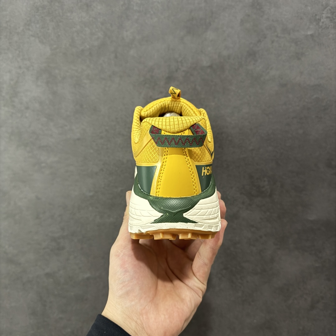 图片[4]-【公司级】HOKA ONE ONE Mafate Three 2 玛法特2.5代系列低帮轻量户外越野休闲运动慢跑鞋 上脚赞到报爆 轻盈舒适 鞋面采用超轻的无缝架构 轻薄的TPU贴在透气的鞋面材料上 减轻重量同时也保证了支撑性 鞋底采用滚动平衡技术 引导跑者回归自然步态 祖传的神奇EVA材质中底依旧是一如既往地表现优秀 能提供充足的缓震 作为HOKA家的越野跑鞋 VIBRAM 橡胶大底也是必不可少的 即便在复杂湿滑的地形 依旧能有良好的抓地力及稳定性 鞋带采用了弹性不易松脱的扁宽弹性鞋带 前掌与中掌部分也进行了加宽 也更加适合亚洲人的脚型 是一款十分全面且足够强悍的户外硬核越野鞋 日常搭配的话短裤是基本不挑 阔腿裤 工装裤以及各种长筒牛仔裤都可以 尺码：36 36.5 37.5 38 38.5 39 40 40.5 41 42 42.5 43 44 44.5 45-选品中心